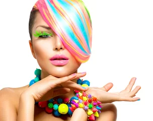 Tuinposter Schoonheidsmeisjesportret met kleurrijke make-up, haar en accessoires © Subbotina Anna