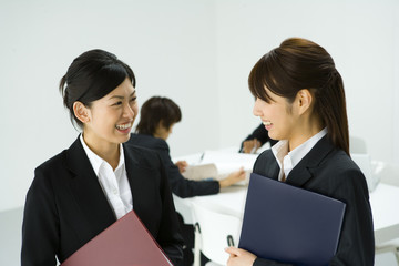 Obraz premium two women talking