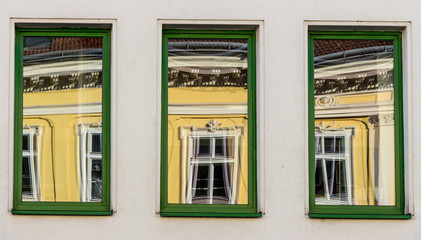 Obraz premium Saniertes Wohnhaus spiegelt sich in Fenster