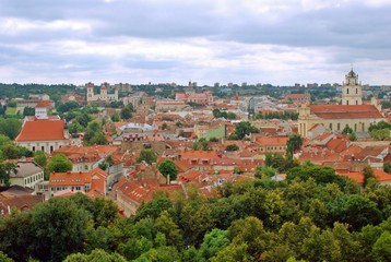 Fototapeta na wymiar Zobacz na zielonej Wilnie starego miasta w okresie letnim