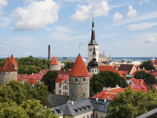 Fototapeta premium Scenic summer aerial panorama of Tallinn