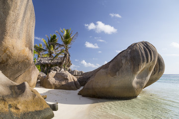 Strand von Anse Source d´Argent auf La Digue mit Granitfelsen