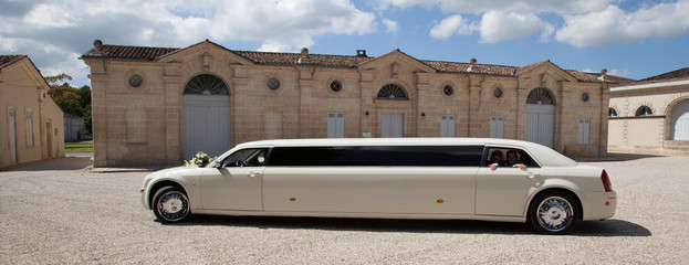 voiture limousine de luxe devant un chateau