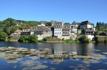 Fototapeta na wymiar Ville d' Argentat en Corrèze , rive, reflets