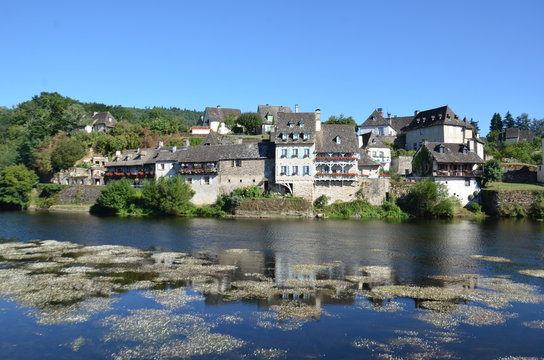 Ville d' Argentat en Corr&egrave;ze , rive, reflets