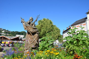 Tulle, place fleurie, statue