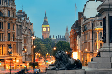 Fototapeta na wymiar Widok ulicy z Trafalgar Square