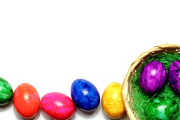 Osterdekoration mit Körbchen