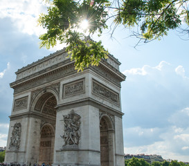 Fototapeta na wymiar Arc de Triomphe de l'Etoile jest słoneczny dzień wiosny