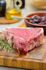 Costata di manzo cruda sul tagliere