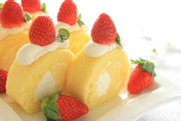苺のロールケーキ