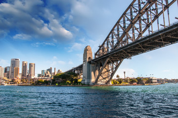 Fototapeta na wymiar Oszałamiający widok na Sydney Harbour Bridge z wody