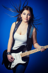 Obraz na płótnie Canvas beautiful young woman with guitar