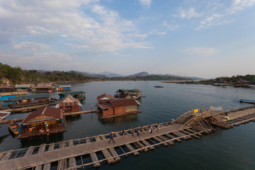 Fototapeta na wymiar Raft house village floating and wooden bridge at Sangklaburi in