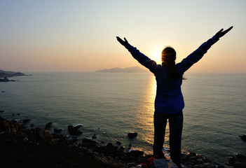 Fototapeta premium woman enjoy sunrise