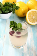cocktail con limoni e ciliege