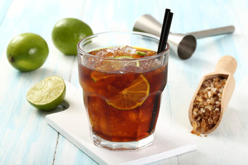 bicchiere con cola ghiaccio e lime