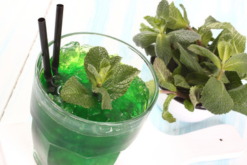 cocktail di menta con ghiaccio  © denio109