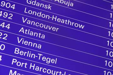 Obraz premium Anzeigetafel für Flüge am Flughafen