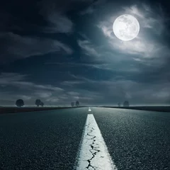 Poster Rijden op een lege snelweg richting de volle maan © rasica