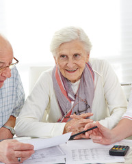Paar Senioren diskutiert Altersvorsorge