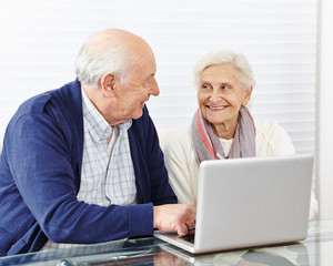 Senioren beim Shopping im Internet