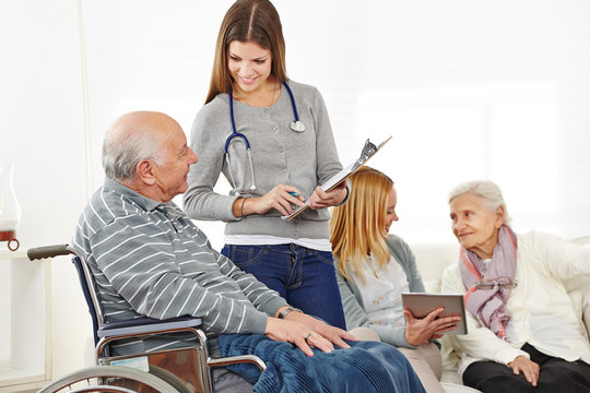 Krankenpfleger machen Umfrage im Seniorenheim