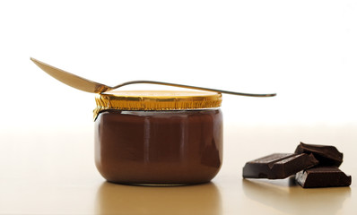 pot de mosse au chocolat sur fond blanc