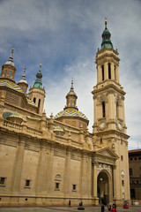Fototapeta na wymiar wieże bazyliki w Saragossa, Hiszpania