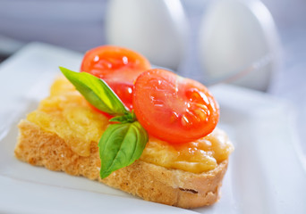 bread with cheese,tomato and basil