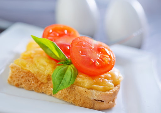 bread with cheese,tomato and basil