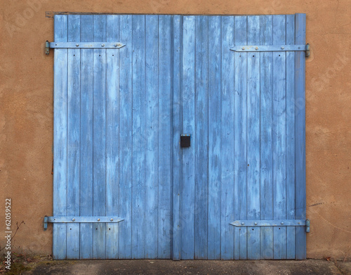"Blaues Garagentor"Fotolia.com の ストック写真とロイヤリティフリーの画像 - Pic 62059522