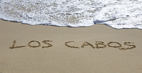 Los cabos écrit sur une plage humide