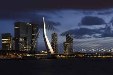 Fototapeta na wymiar Erasmus bridge Rotterdam by night