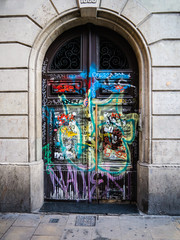 Fototapeta na wymiar Drzwi grunge z graffiti w Barcelonie, Hiszpania