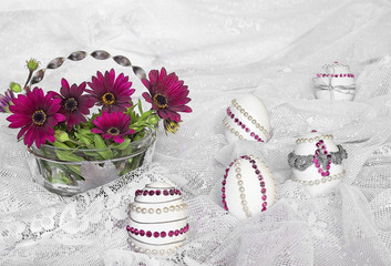 Huevos de Pascua, decorados y flores.