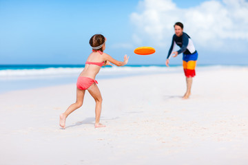 Fototapeta premium Father and daughter playing frisbee