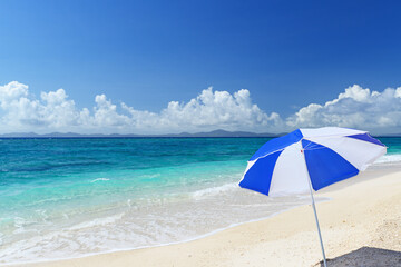 南国沖縄の美しい珊瑚の海と夏空