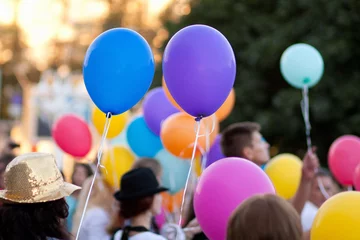 Gardinen children hold colored balloons © so4in