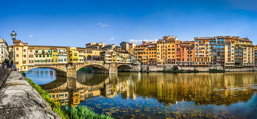 Fototapeta na wymiar Ponte Vecchio z rzeki Arno na zachodzie słońca w Florencja, Włochy