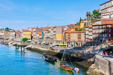 Fototapeta na wymiar Porto, Portugalia, wcześnie rano