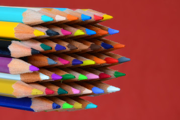 Crayons de couleur sur fond ocre