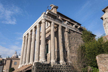 Fototapeta na wymiar Świątynia Antonina i Faustyny ??w Forum Romanum, Rzym, Włochy