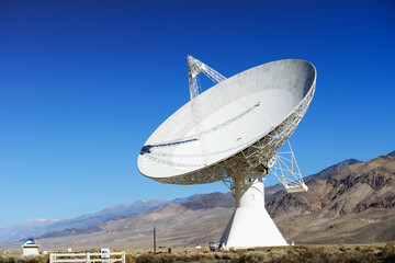 Antennes satellites dans le désert / ciel bleu clair