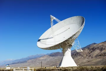 Crédence de cuisine en verre imprimé Sécheresse Antennes satellites dans le désert / ciel bleu clair