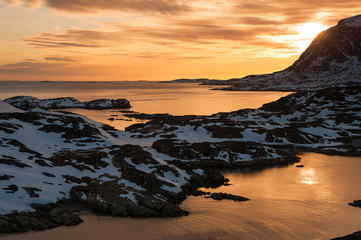Vue du coucher de soleil à Sisimiut, Groenland.