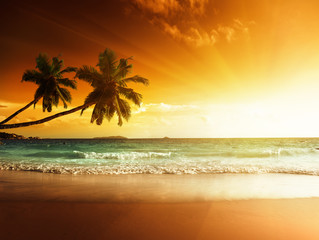 Fototapeta na wymiar Zachód słońca na plaży w Morzu Karaibskim