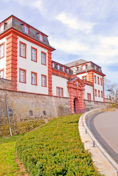 Kommandantenbau der Mainzer Zitadelle mit Portikus