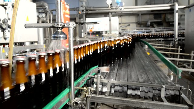 Fliessband in Brauerei // Assembly line with beer bottles