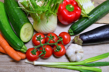 frisches Gemüse auf Holzbrett